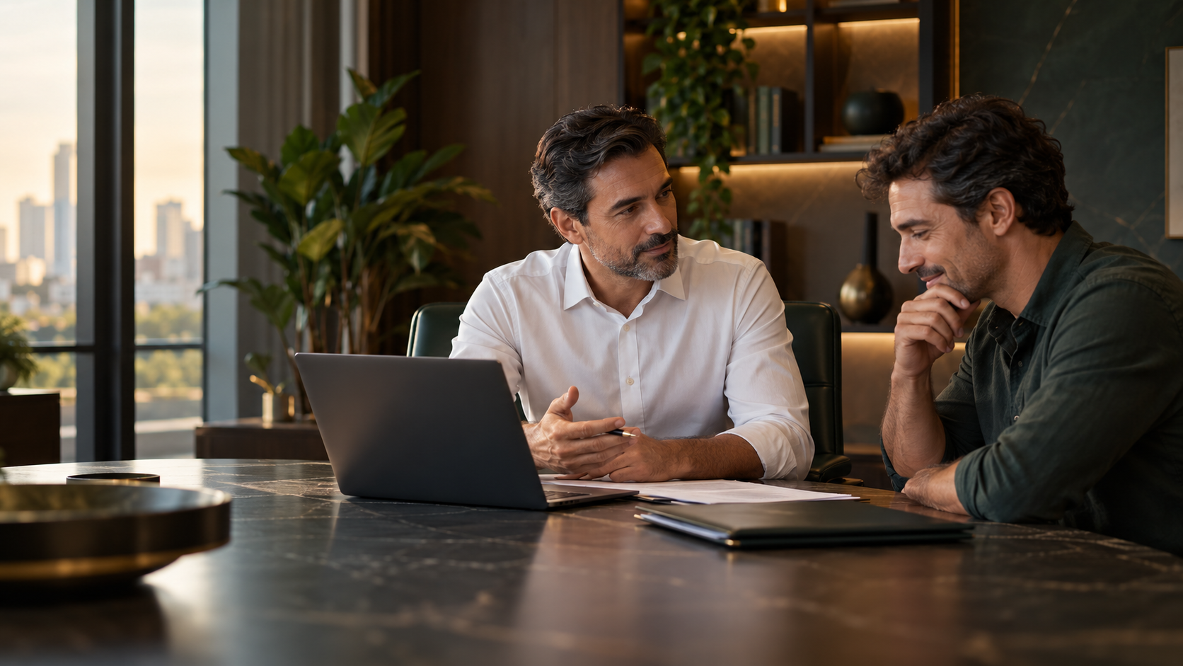 Encontro acolhedor entre advogado e empresário durante orientação jurídica em escritório contemporâneo